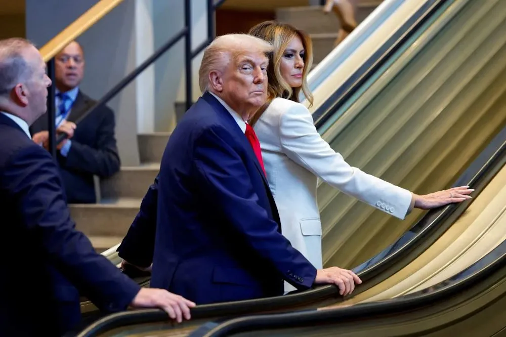 Trump_Melanias_escaleras_ONU23092025